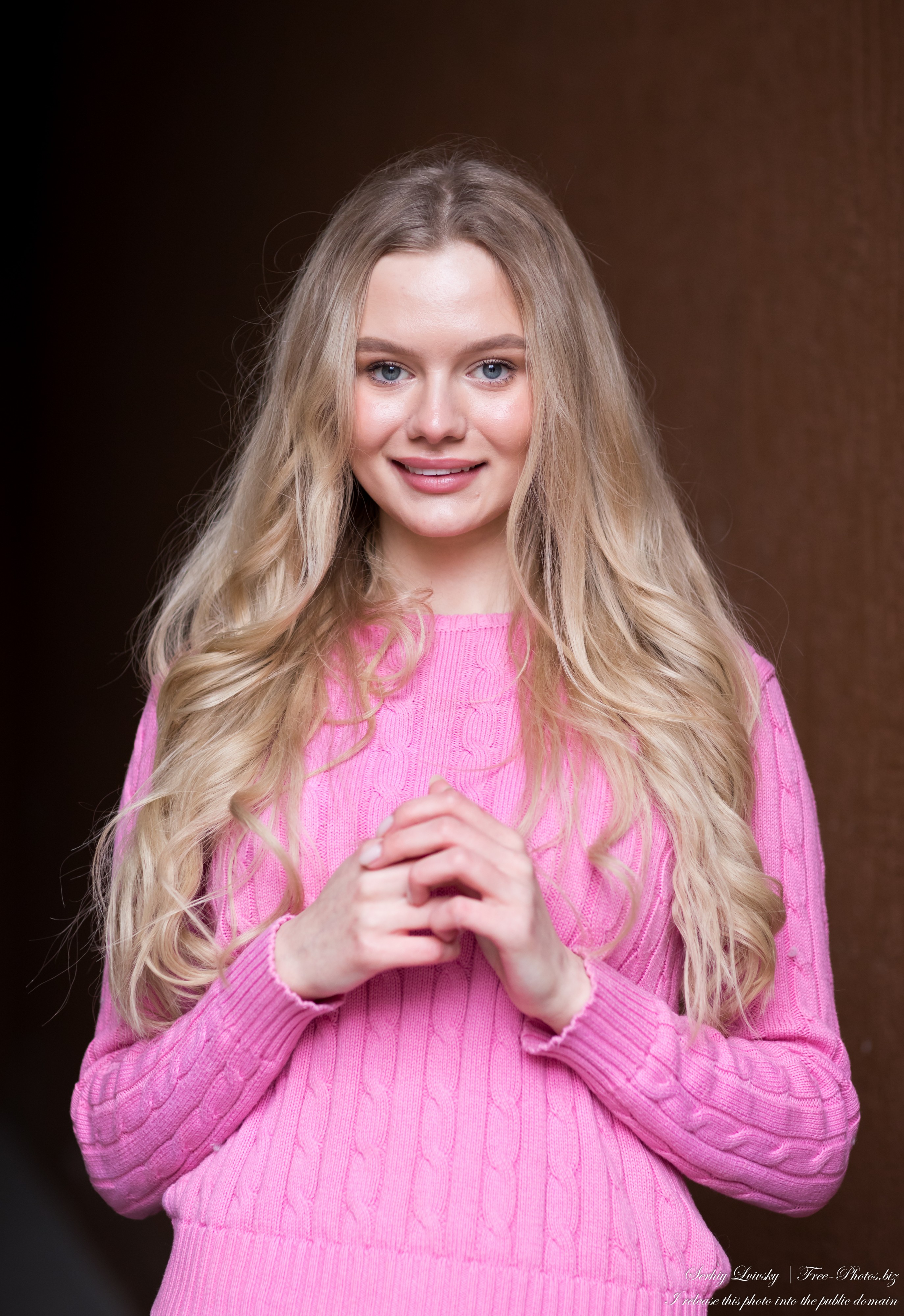 Oksana - a 19-year-old natural blonde girl photographed by Serhiy Lvivsky in March 2021, picture 13
