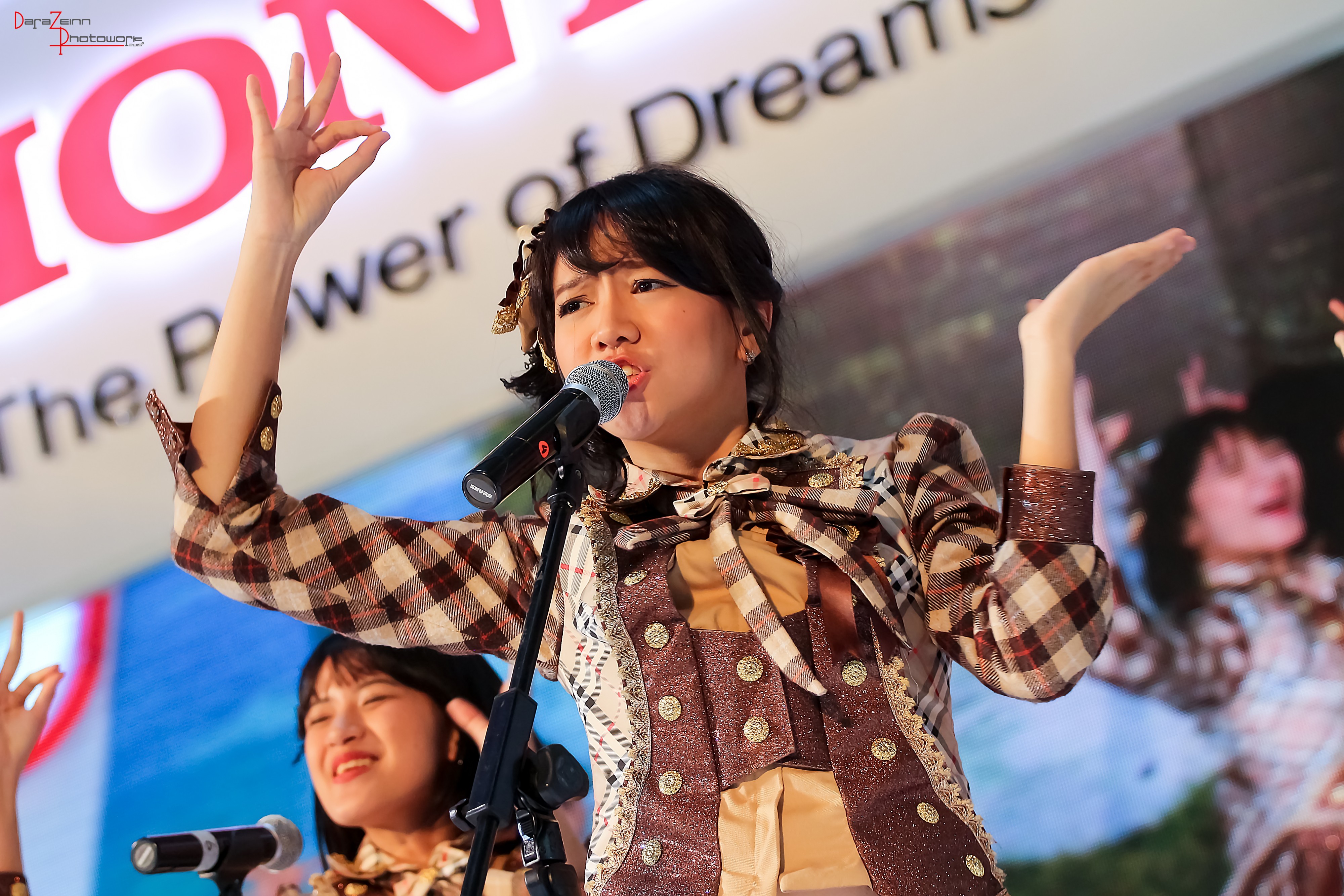 Shania Junianatha (24251382489)