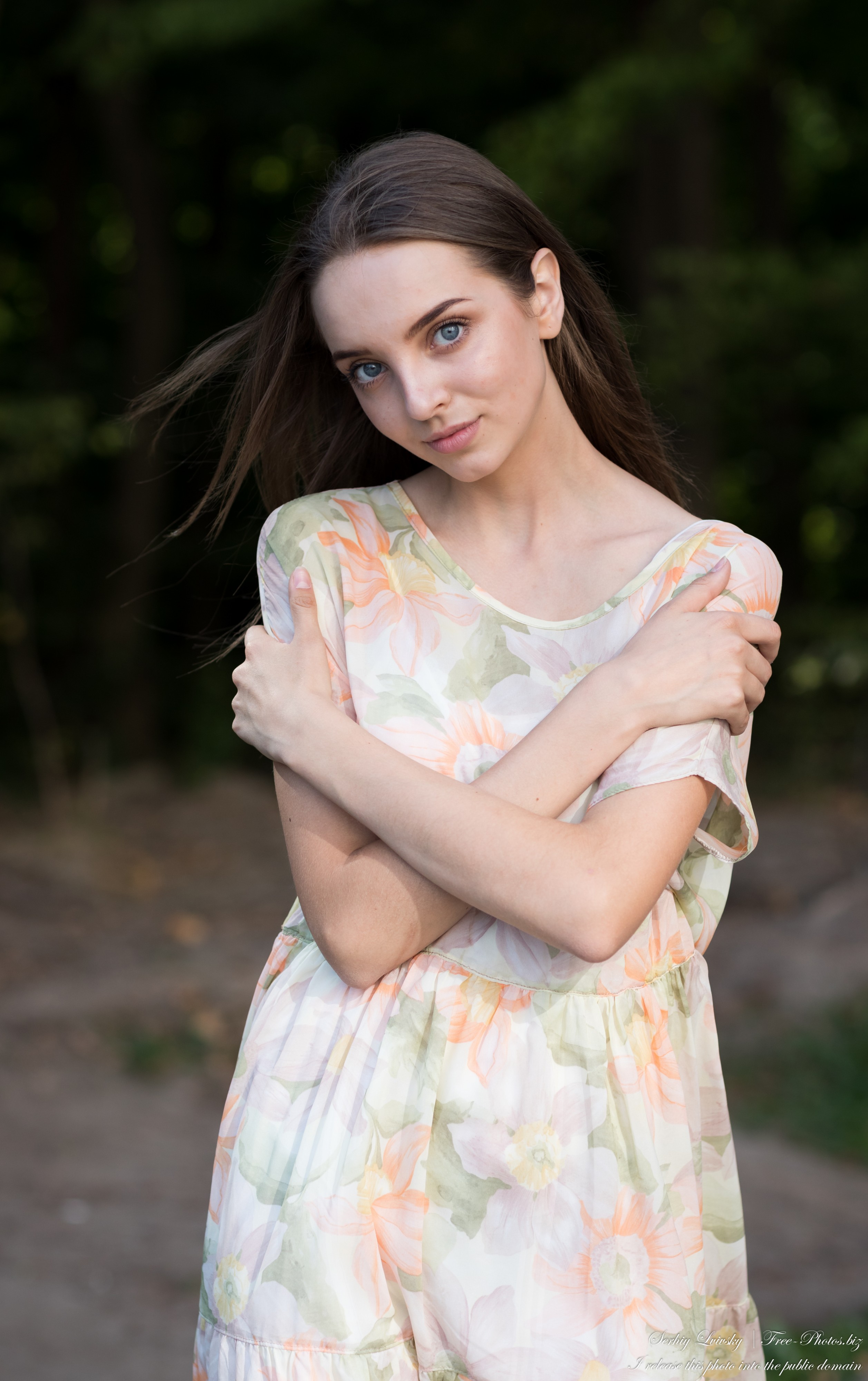 Vika - a 17-year-old brunette girl photographed by Serhiy Lvivsky in September 2020, picture 10