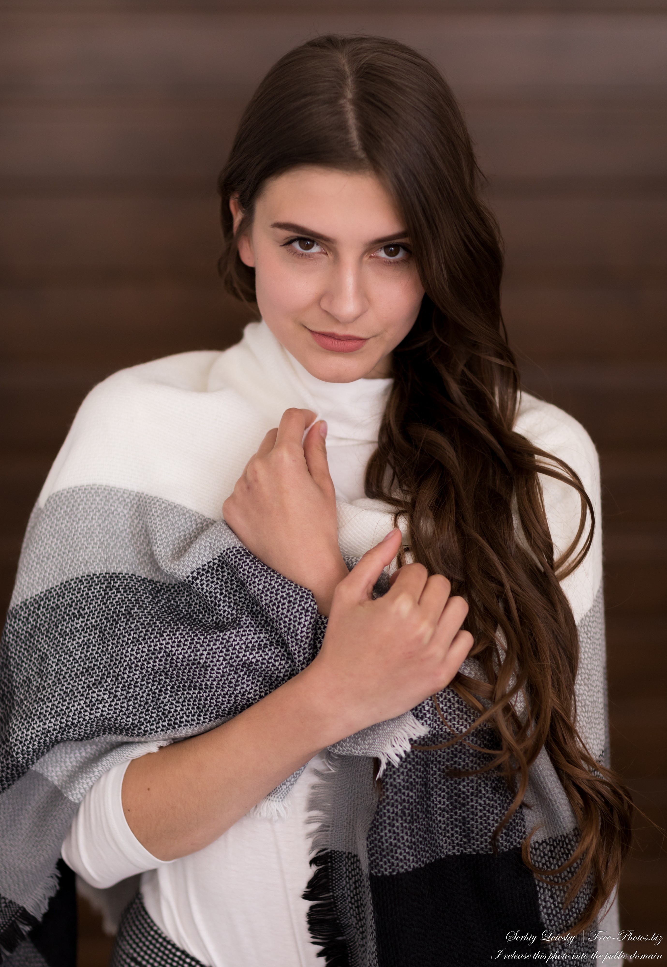 Yaryna - an 18-year-old brunette girl photographed in October 2020 by Serhiy Lvivsky, picture 3