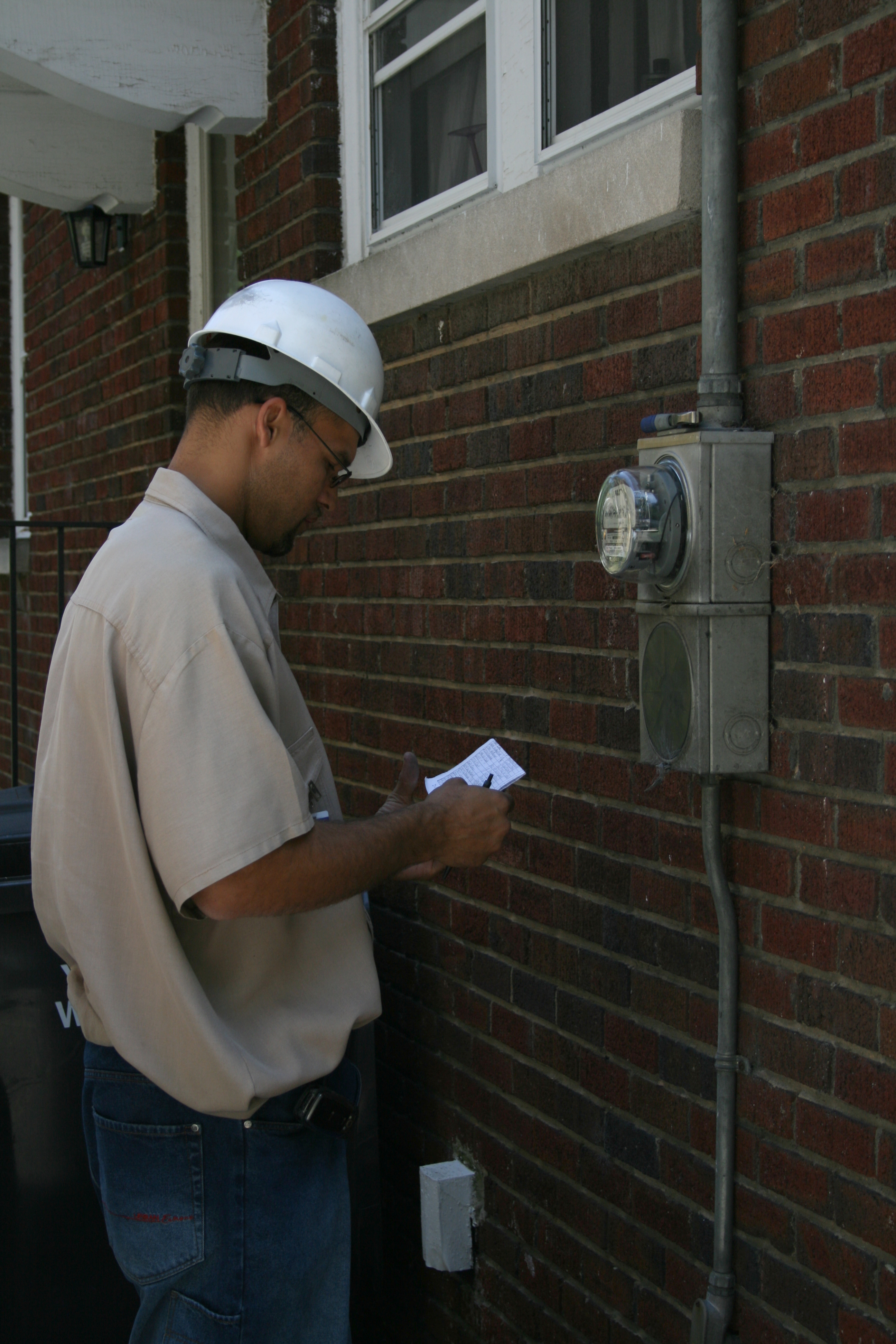 2008-08-12 Technician preparing to disconnect electricity at a residence