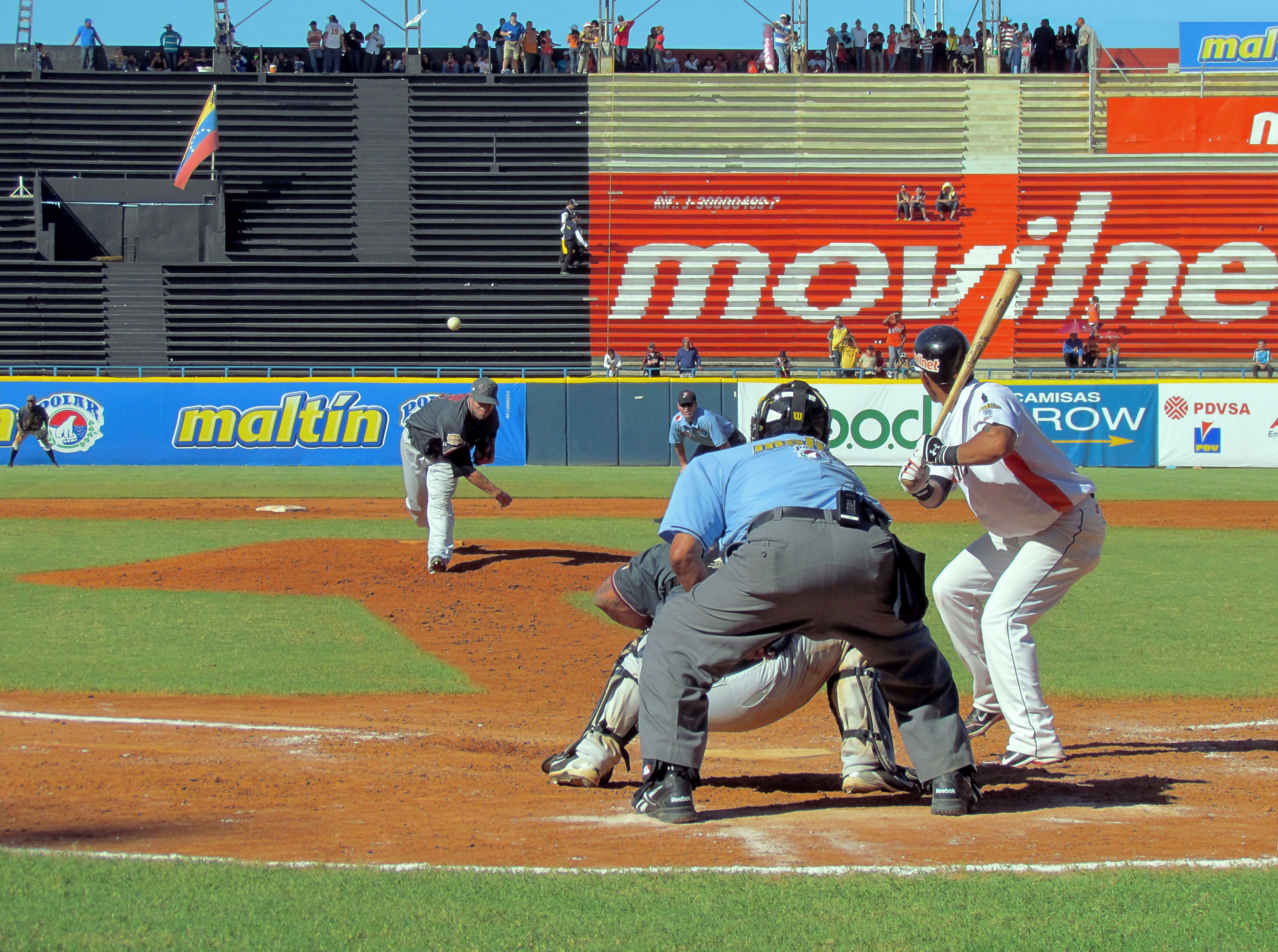 2 Aguilas del Zulia vs Leones del Caracas 21-12-2011