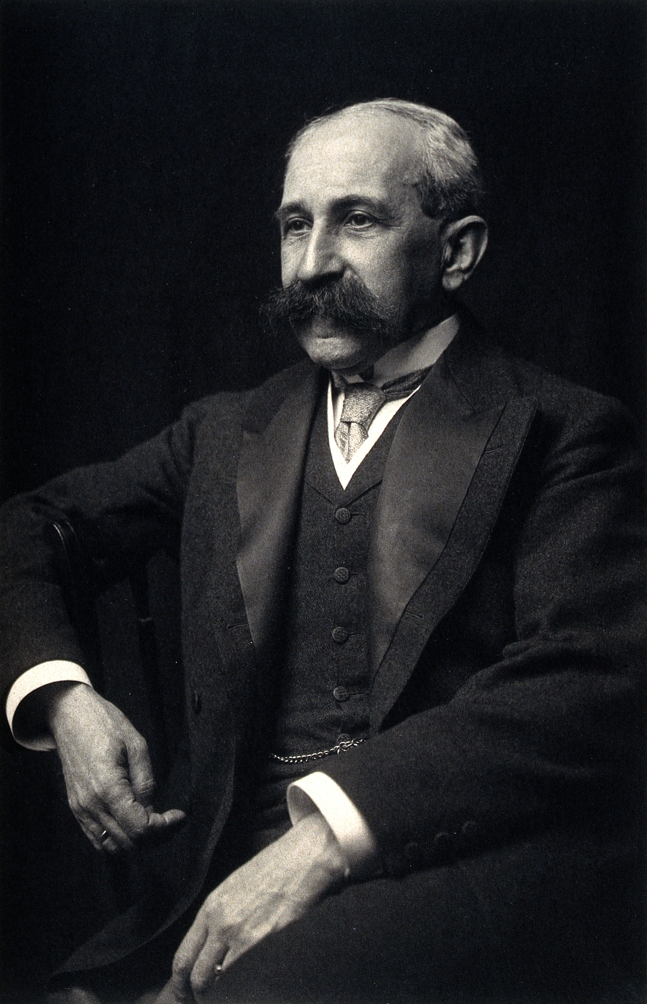 An unidentified man. Photograph, signed indistinctly on the Wellcome V0027373