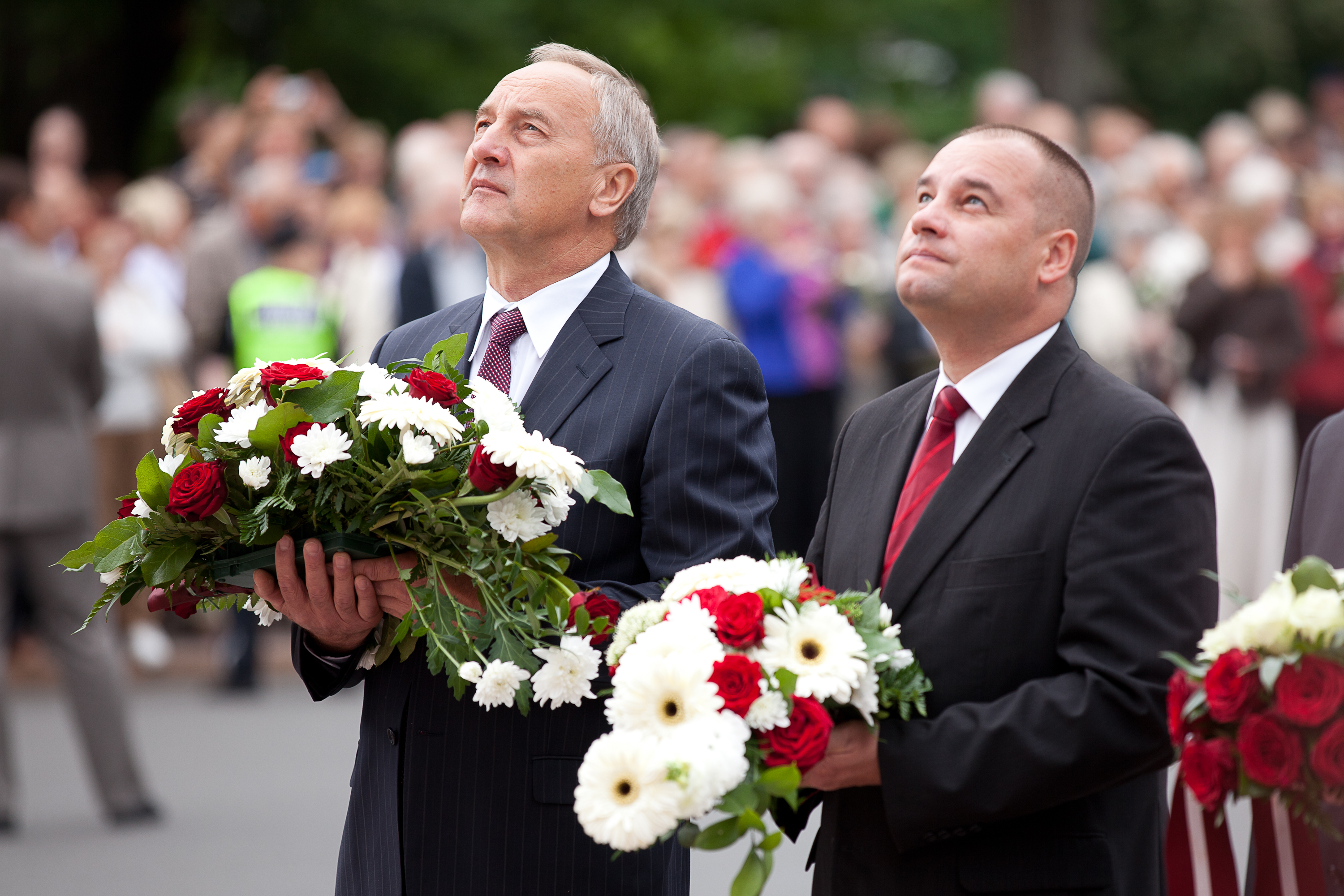 Andris Bērziņš and Gundars Daudze - Ziedu nolikšanas ceremonija pie Brīvības pieminekļa