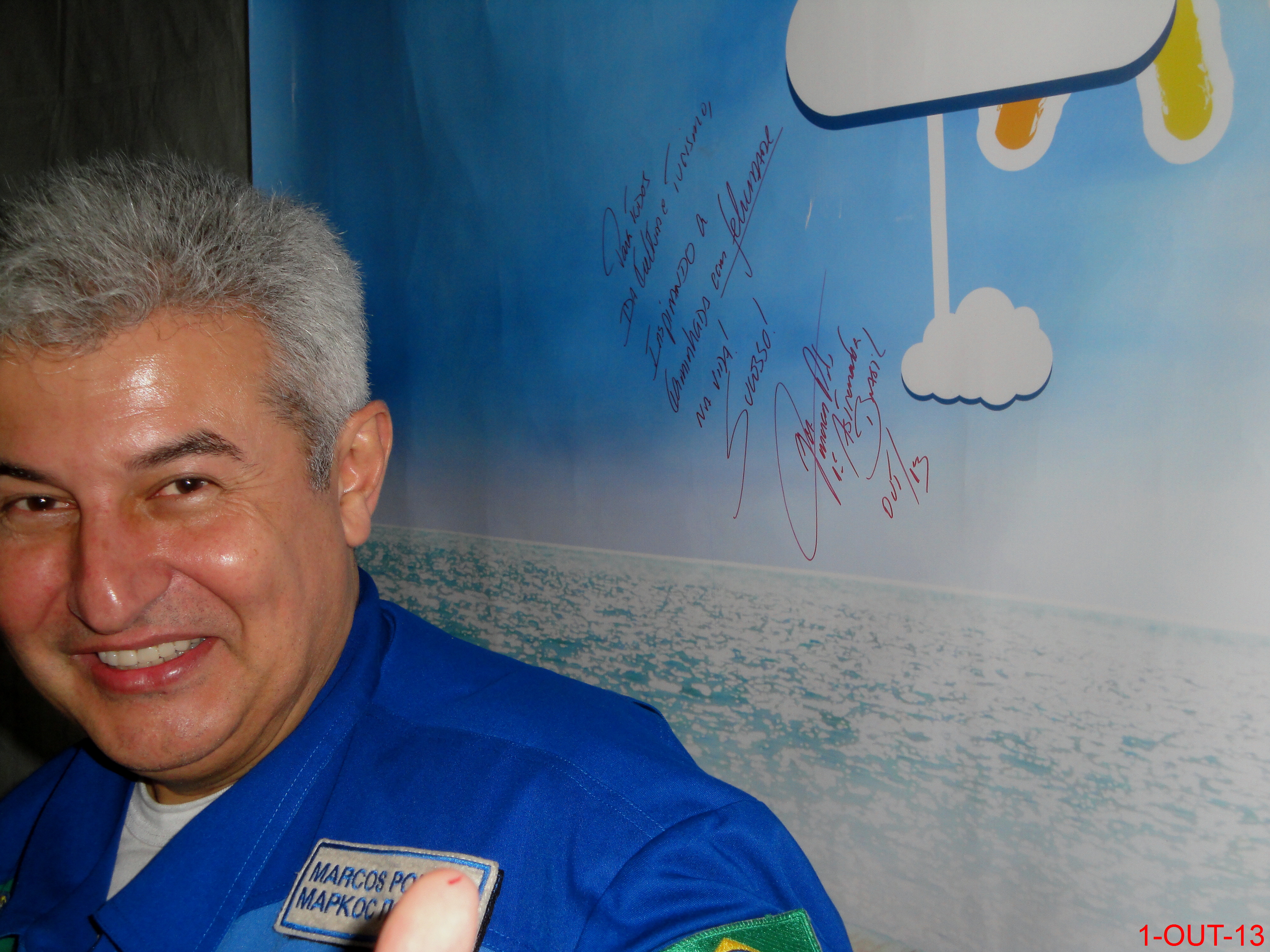 Astronauta Marcos Pontes assinando o mural de participação na 11º Feira do Livro de Sertãozinho. - panoramio