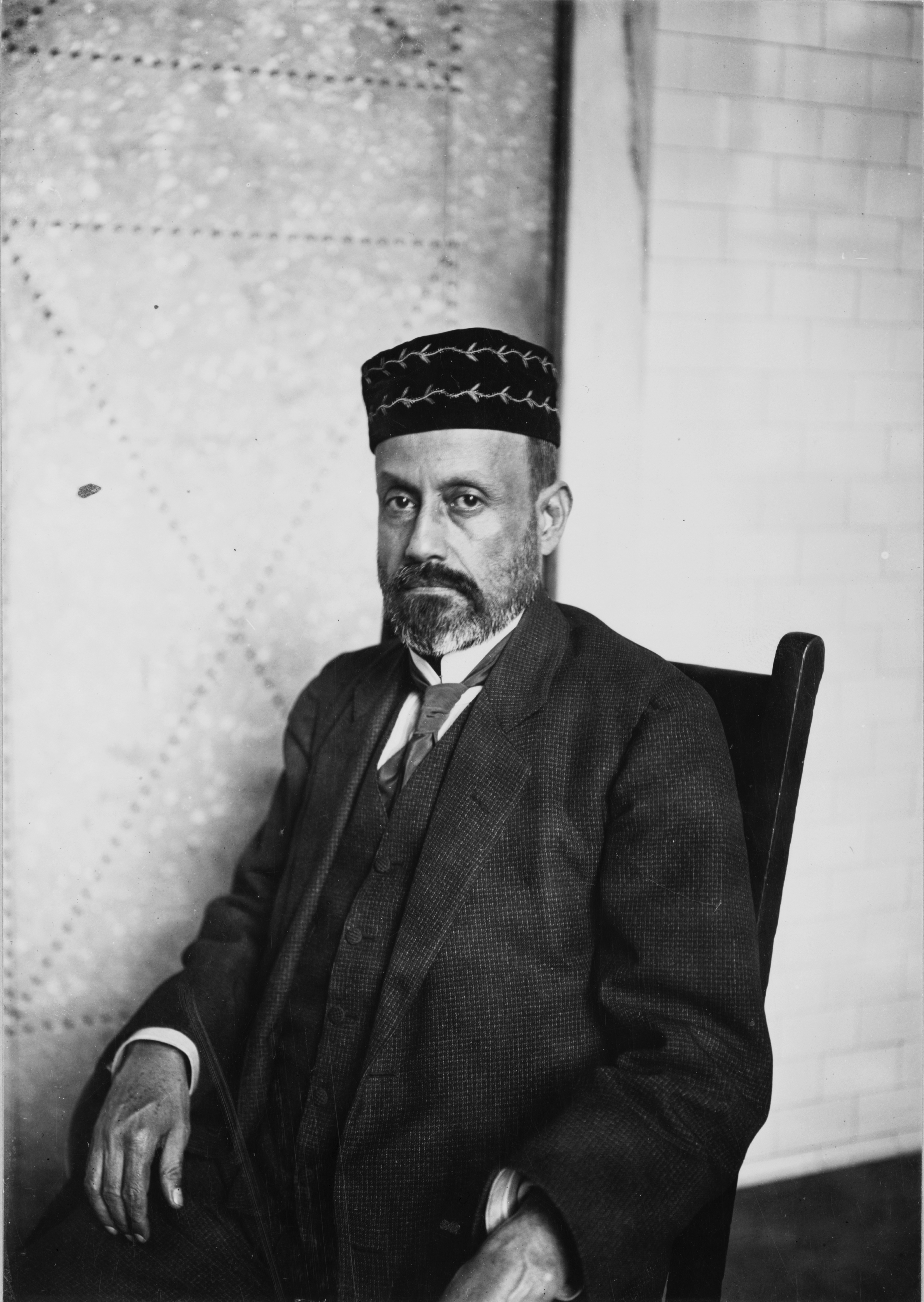 Cipriano Castro, half-length portrait, seated, facing left