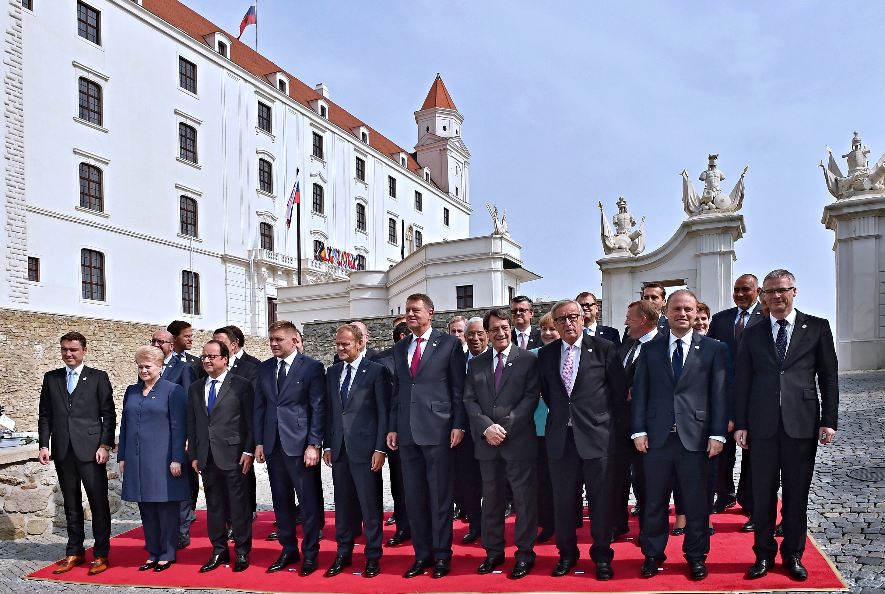 FAMILY PHOTO-BRATISLAVA SUMMIT 16. SEPTEMBER 2016 (29654101631)