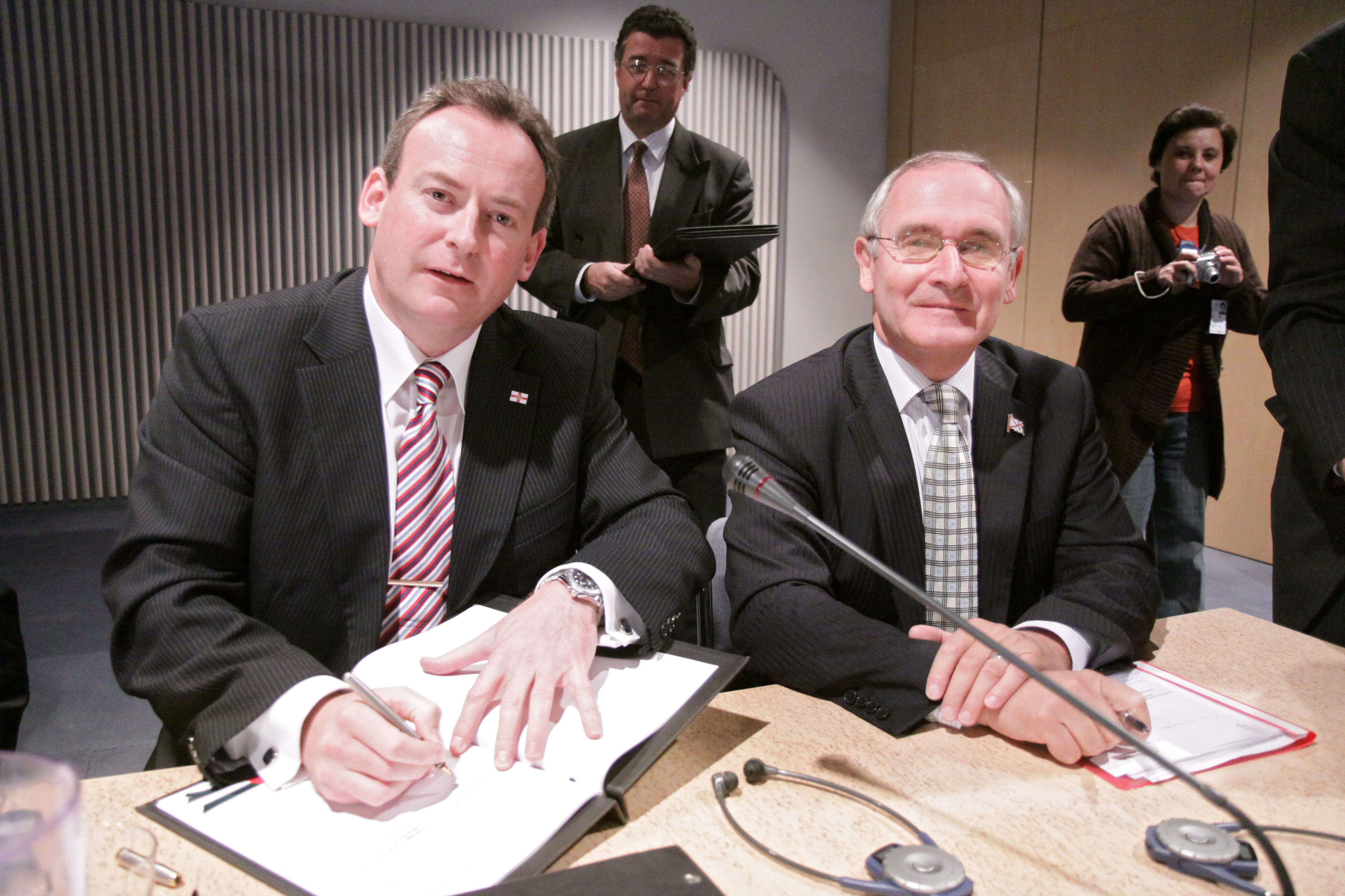 Guernseys och Jerseys finansministrar Lyndon Trott och Frank Walter undertecknar avtal med de nordiska finansministrarna vid Nordiska radets session i Helsingfors 2008-10-28