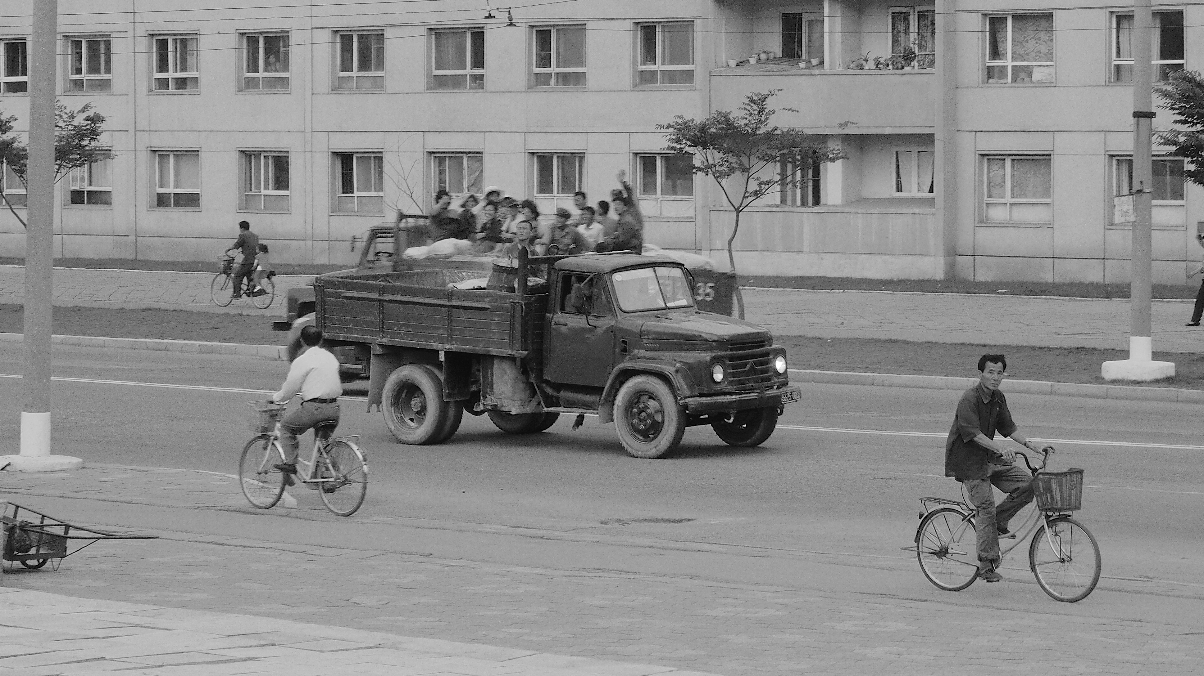 Hamhung-trucks-24-june-2014