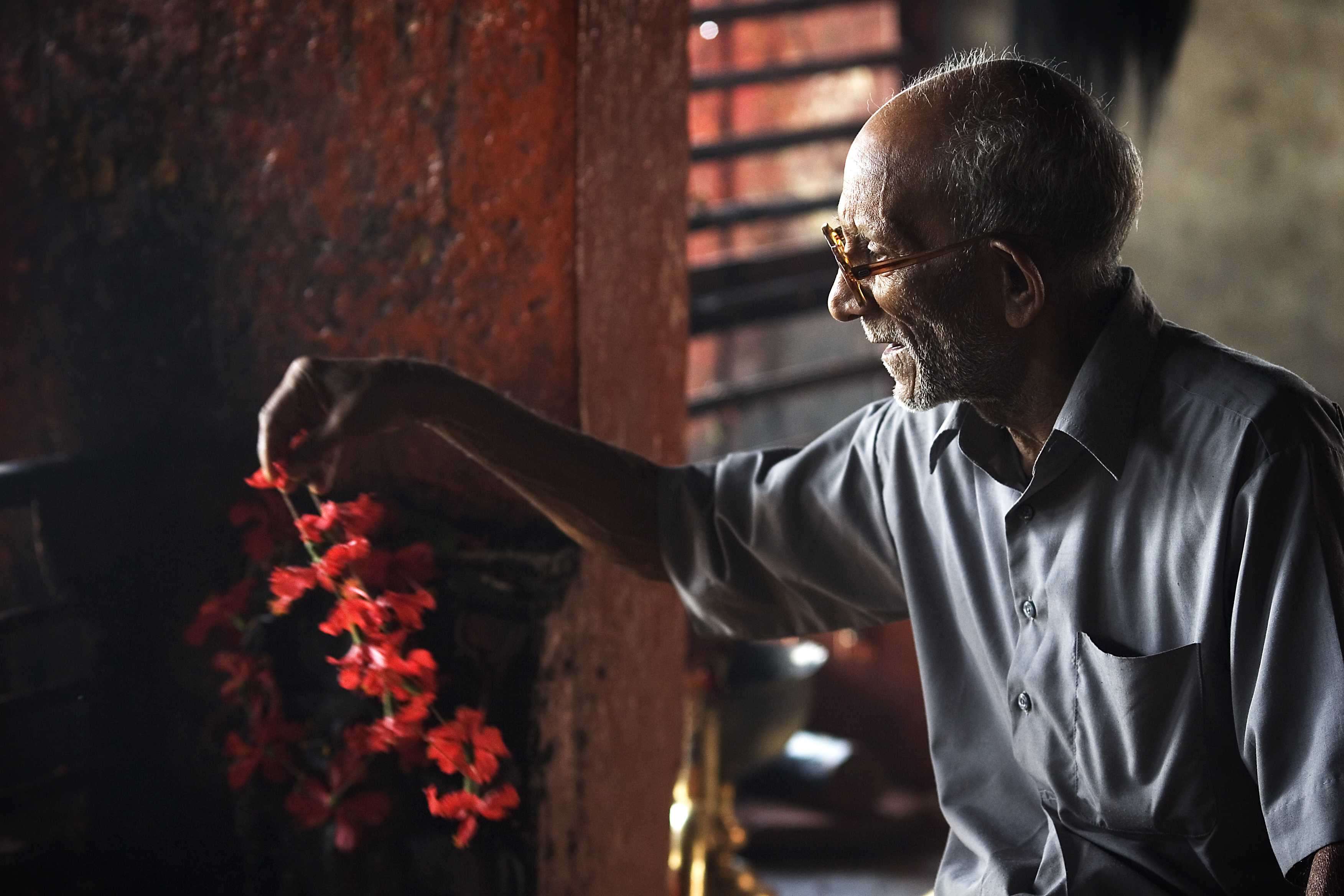 India - Varanasi flower seller - 2371