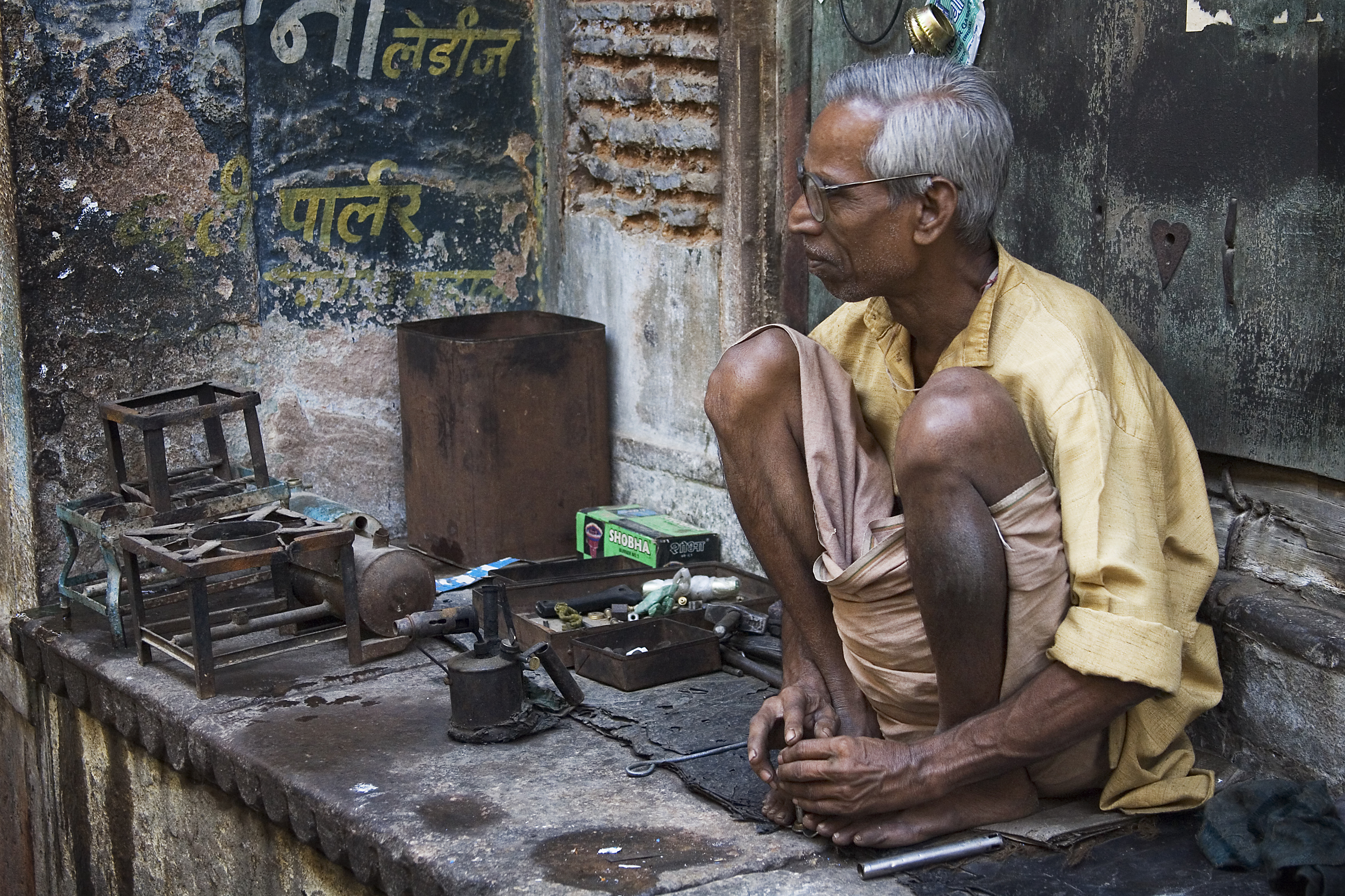 India - Varanasi street workshop - 1467