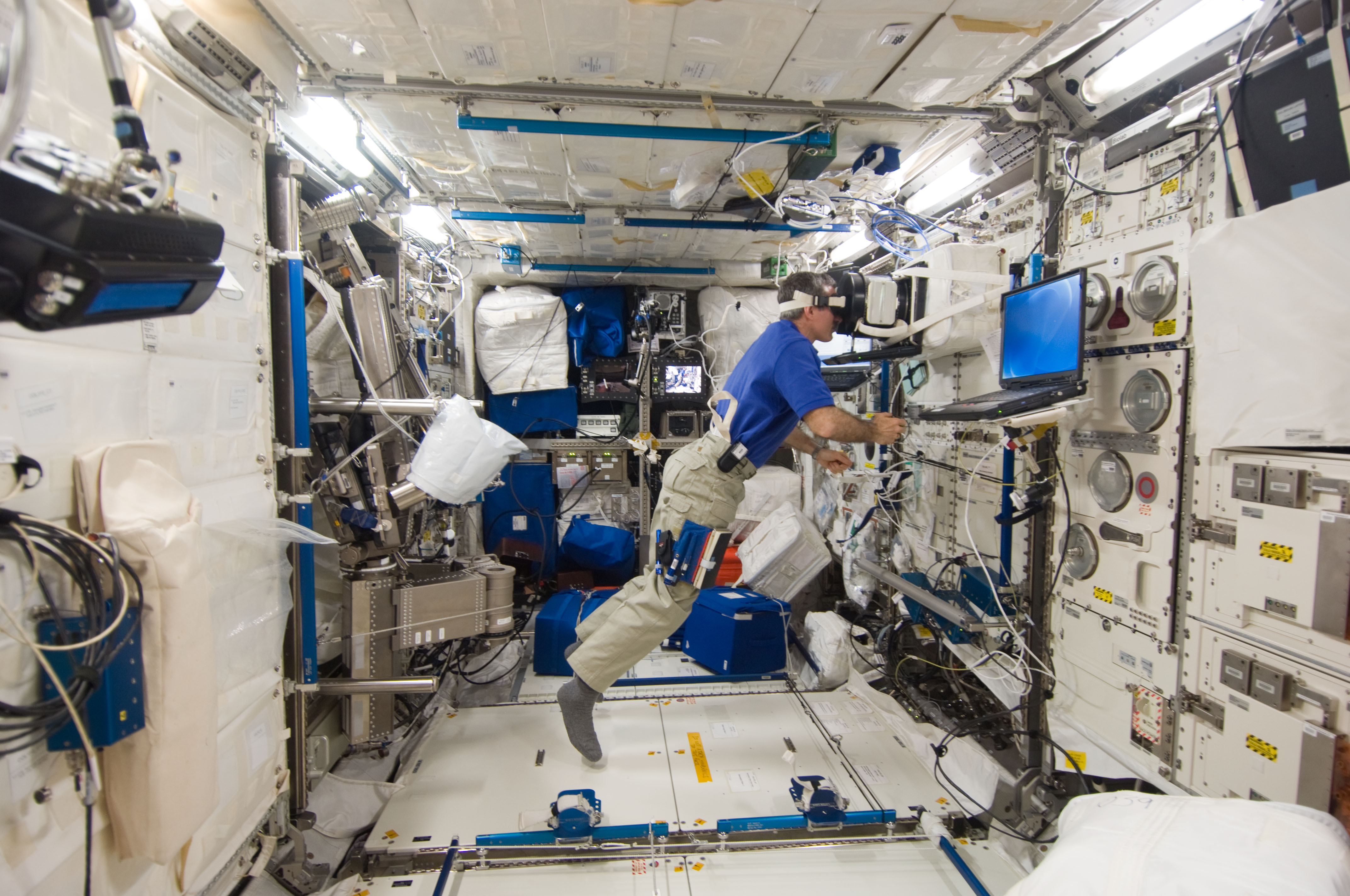 ISS-30 Dan Burbank uses Neurospat in the Columbus lab