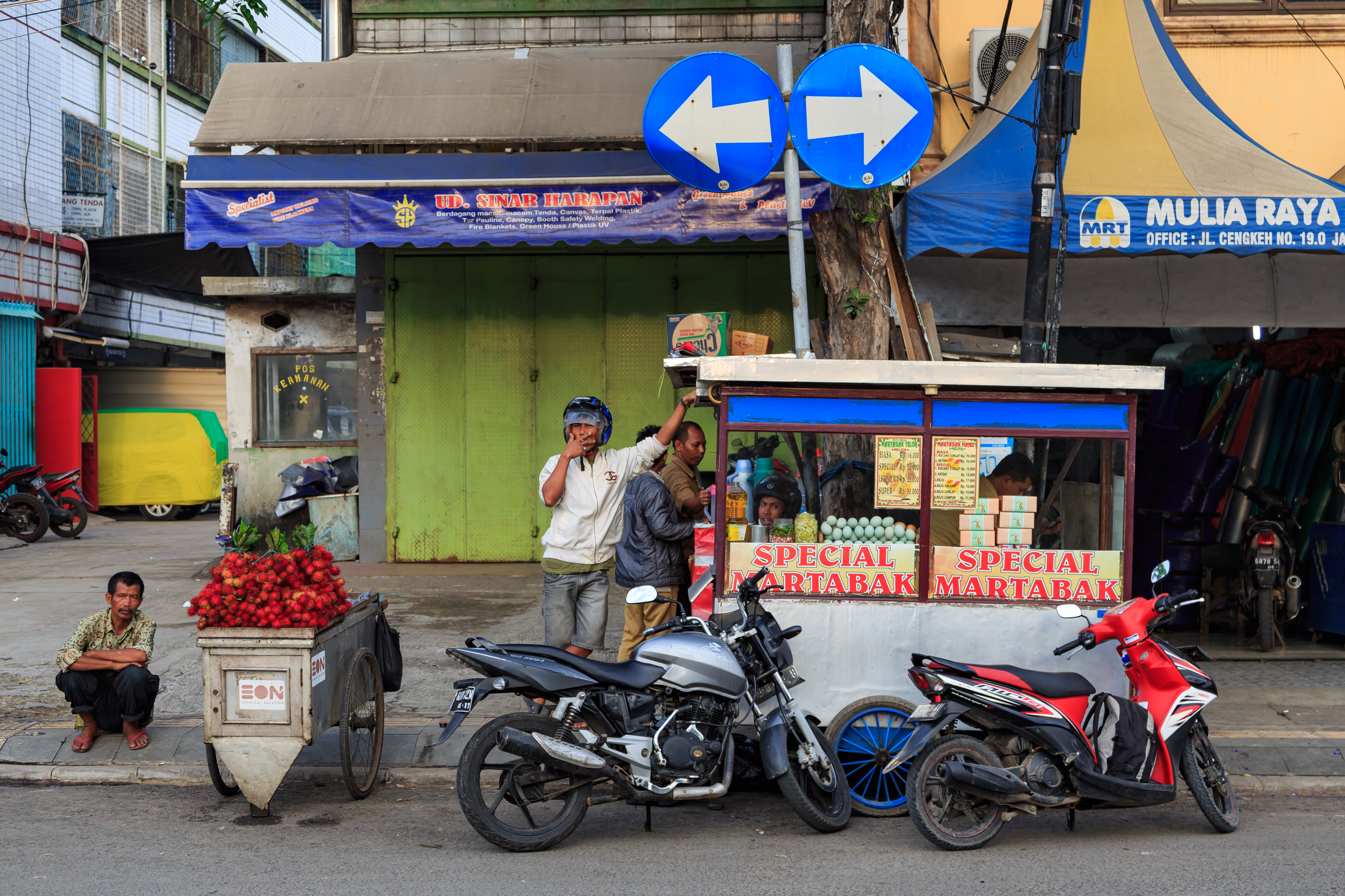 Jakarta Indonesia Hawkers-in-Kota-Jakarta-02