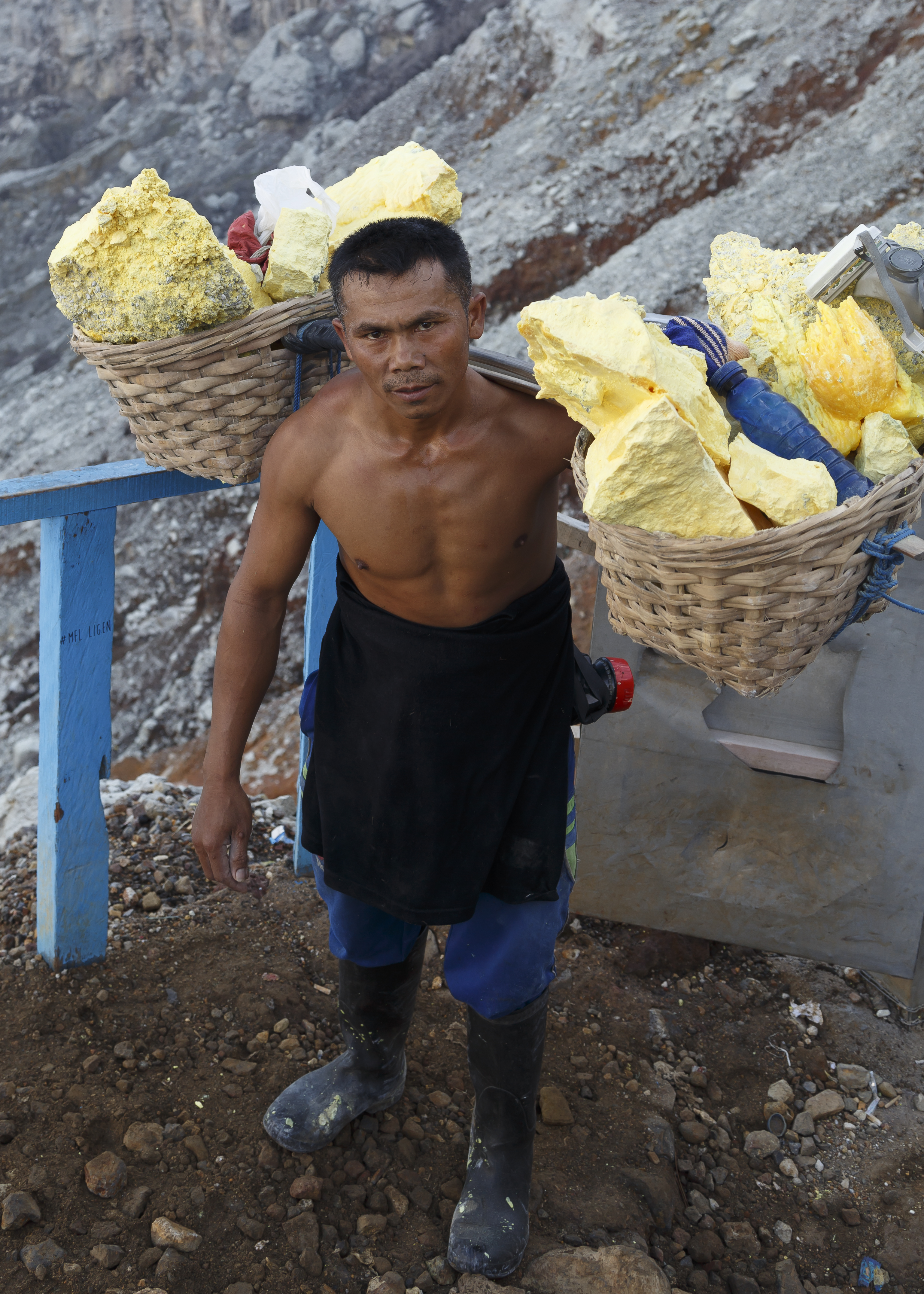Kawah-Ijen Indonesia Ijen-Sulfur-Miner-04