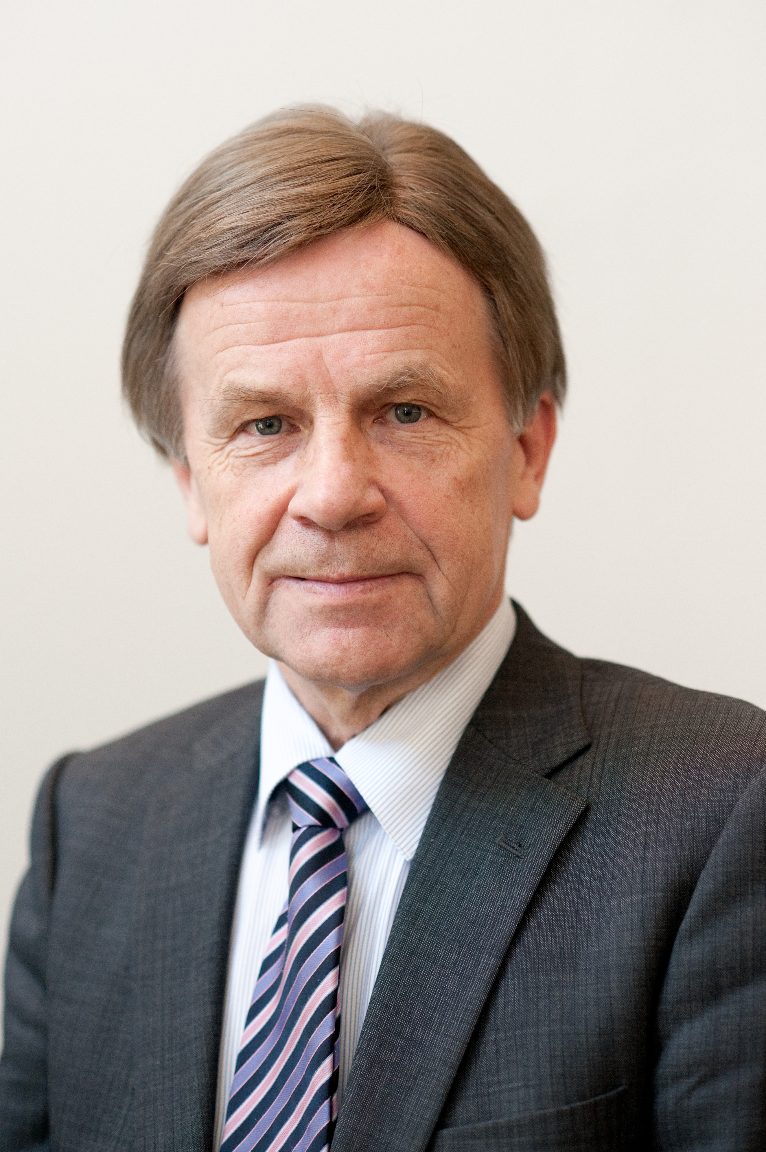 Naringsminister Mauri Pekkarinen Finland