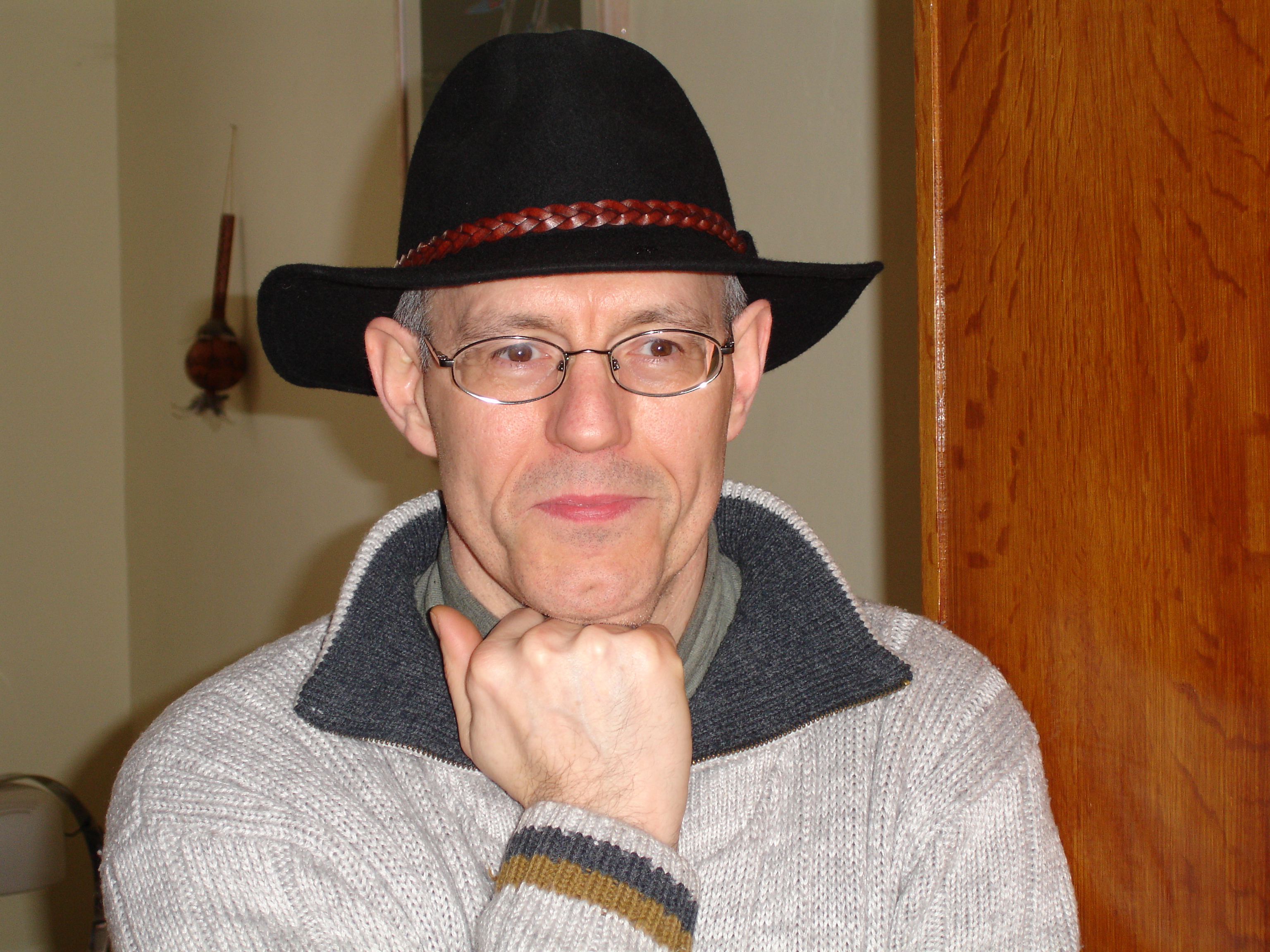 Portrait Christian Janssen avec chapeau