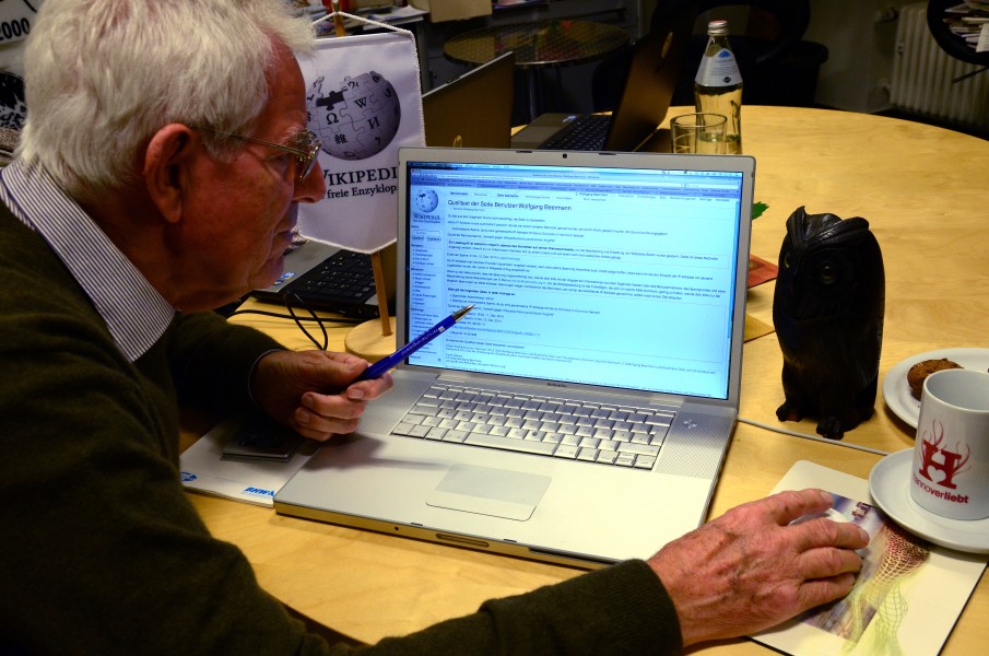 2014-12-11 Wolfgang Beermann beim offenen Bearbeiten im Wikipedia-Büro Hannover zeigt die IP-Sperre gegen Bernd Schwabe wg. Vandalismus