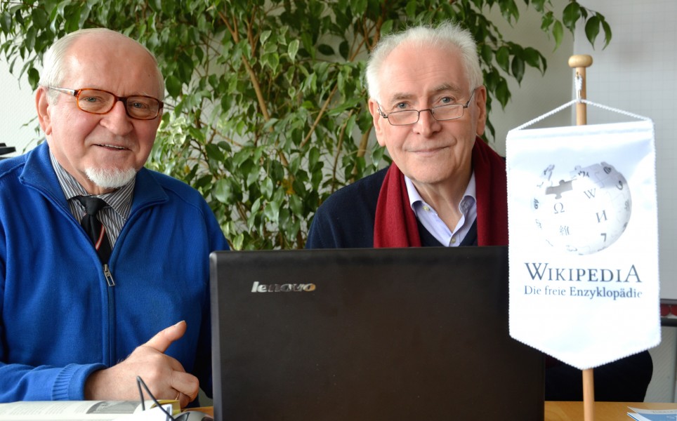 2015-03-23 Rolf Wernstedt im Wikipedia-Büro Hannover, (23) mit Helmut Konietzny am Laptop