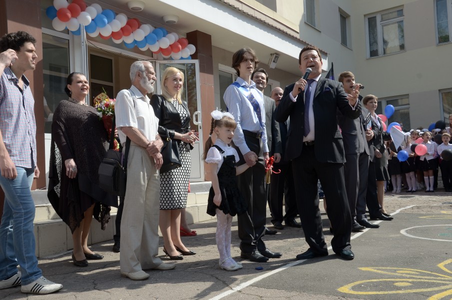 2015-05-28. Последний звонок в 47 школе Донецка 096