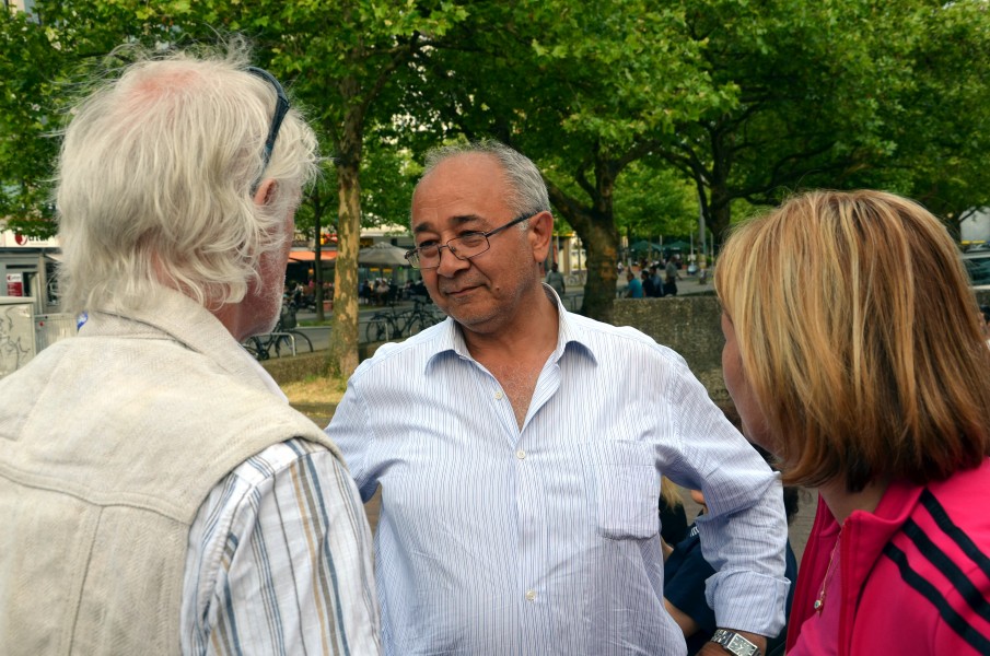 62f5h Frank Puin vom Verein für Völkerverständigung und Kulturaustausch im Gespräch mit Bülent Demiral und Aysun Erenalin von der Atatürk Gesellschaft Niedersachsen