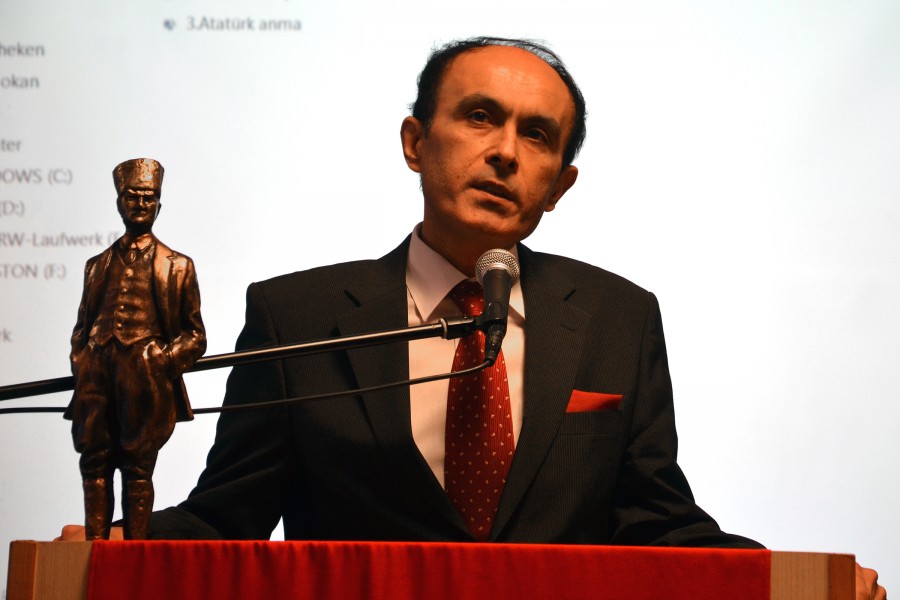 75. Todestag von Kemal Atatürk, Gedenkfeier der Atatürk Gesellschaft Niedersachsen, (10) Mehmet Günay, türkischer Generalkonsul Hannover, vor der Atatürk Gesellschaft Niedersachse, Bund Türkischer Jugendlicher