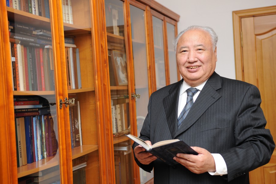 Abish Kekilbayev with book