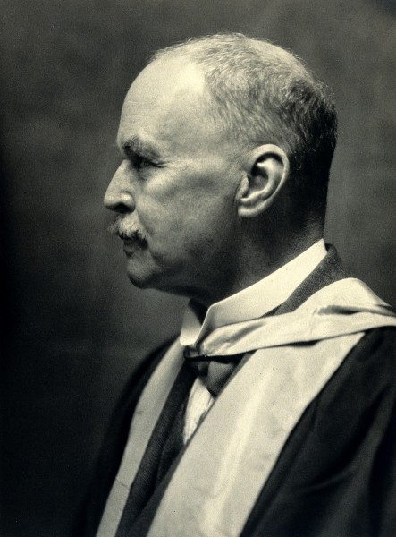 An unidentified man (Sir Joseph Barcroft?). Photograph by Re Wellcome V0027382
