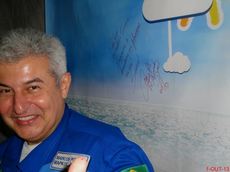 Astronauta Marcos Pontes assinando o mural de participação na 11º Feira do Livro de Sertãozinho. - panoramio