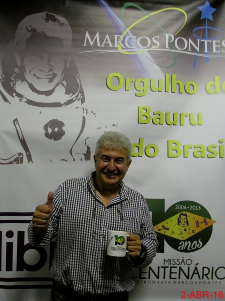 Astronauta Marcos Pontes ganhando uma caneca do Projeto Astronomia Para Todos - Batatais na véspera do evento Domingo com o Astronauta, realizado em Bauru no dia 3 de abril de 2016, em comemoração dos - panoramio (1)