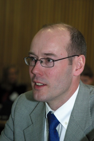 Carl alfvag, departementsrad, Socialdepartementet, Sverige, ordforande for Committee of Senior Representatives deltar i temamotet i Helsingfors 2004
