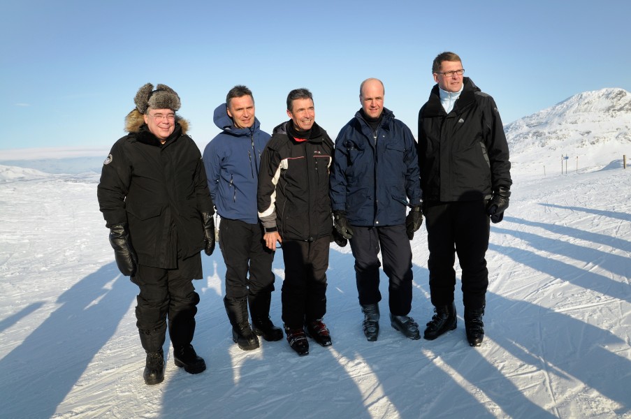 De nordiska statsministrarna njuter av utsikten i Riksgransen. Fredrik Reinfeldt Anders Fogh Rasmussen Matti Vanhanen Jens Stoltenberg och Geir H. Haarde