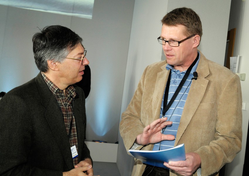 Den belgiske ekonomiprofessorn Andre Sapir och Finlands statsminister Matti Vanhanen samtalar innan motet borjar pa Globaliseringsforumet i Riksgransen 2008-04-09