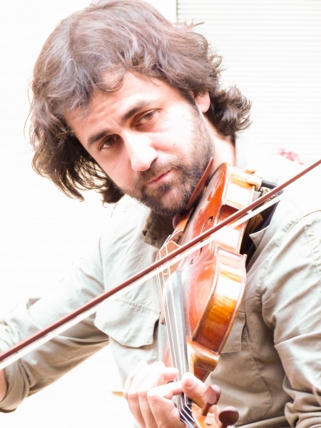 Diego Galaz tocano el violín