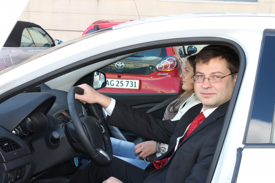 Dombrovskis Kopenhāgenā izmēģina elektromobīli (7083435723)