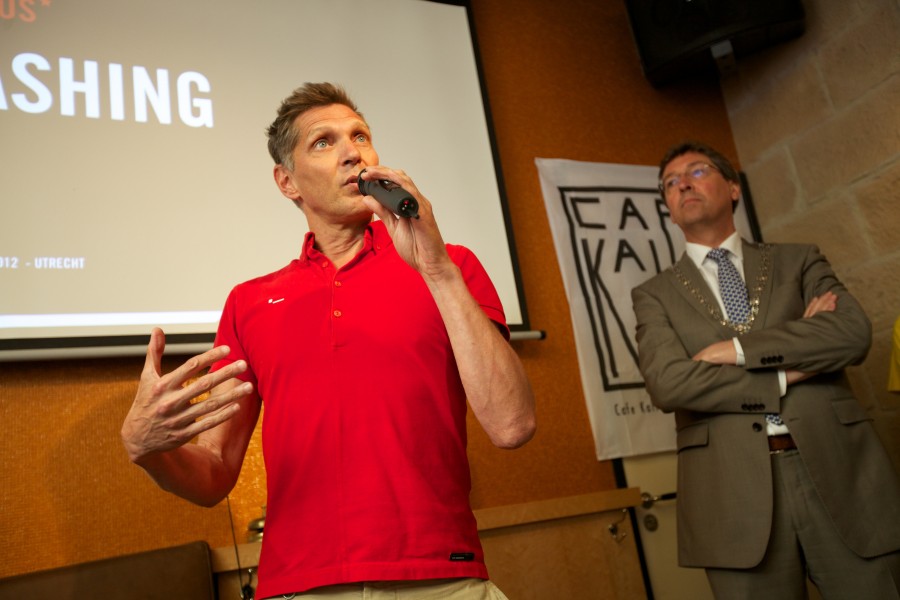 Erwin Olaf bij de lancering van de anti homogeweld app 