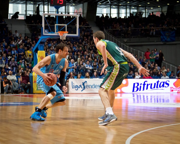 Estudiantes vs Unicaja Málaga - Carl English y Txemi Urtasun - 01