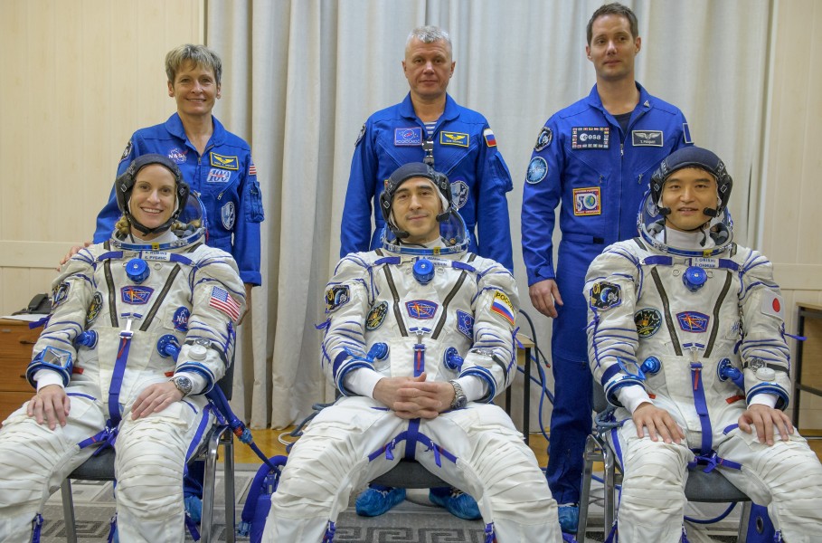Expedition 48 Suit Up (NHQ201607070070)