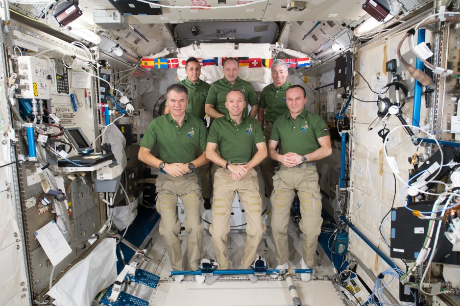 Expedition 53 inflight crew portrait in the Kibo lab (3)