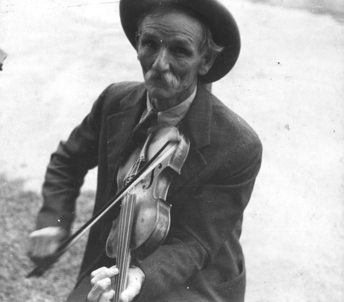 Fiddlin Bill Henseley, Mountain Fiddler, Asheville, North Carolina by Ben Shahn, 1937 (LOC) (290626613)