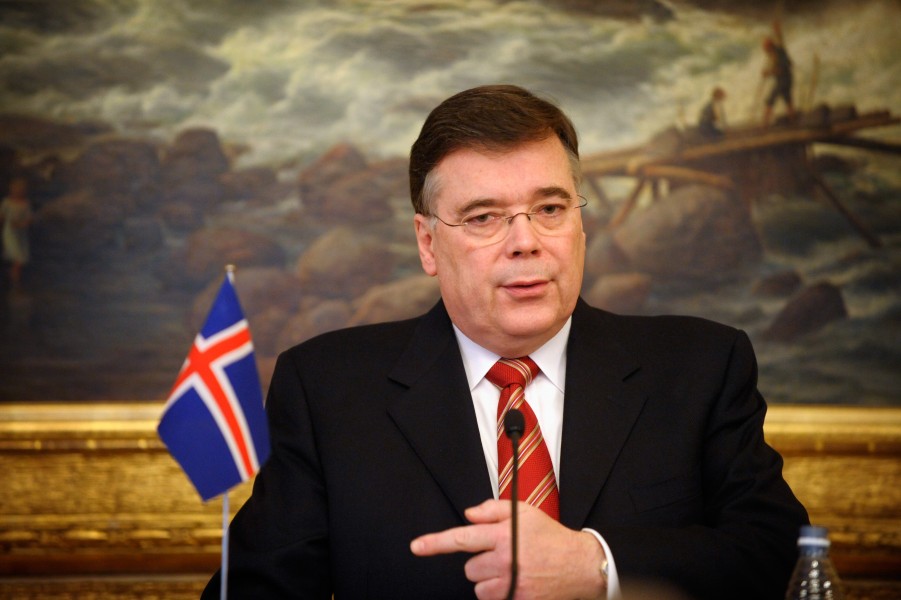 Geir H. Haarde statsminister Island anlander till pressmote om finanskrisen pa Island. Nordiska radets session i Helsingfors 2008-10-27 (1)