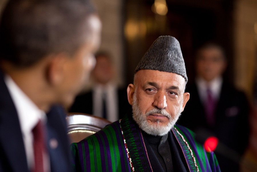 Hamid Karzai listens to Barack Obama in Kabul 2012