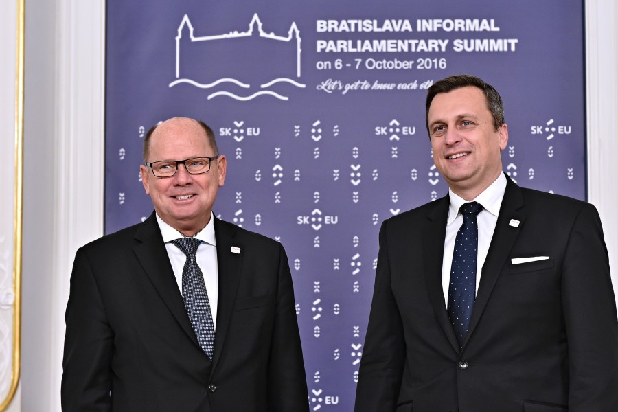 HANDSHAKE - BRATISLAVA INFORMAL PARLIAMENTARY SUMMIT 2016-10-07 (29538000573)