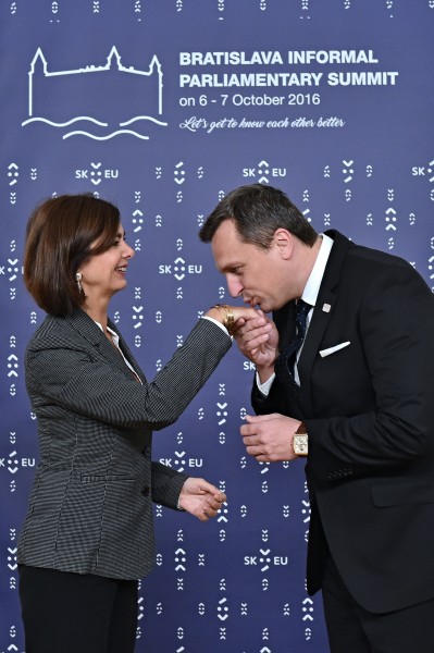 HANDSHAKE - BRATISLAVA INFORMAL PARLIAMENTARY SUMMIT 2016-10-07 (30052395752)