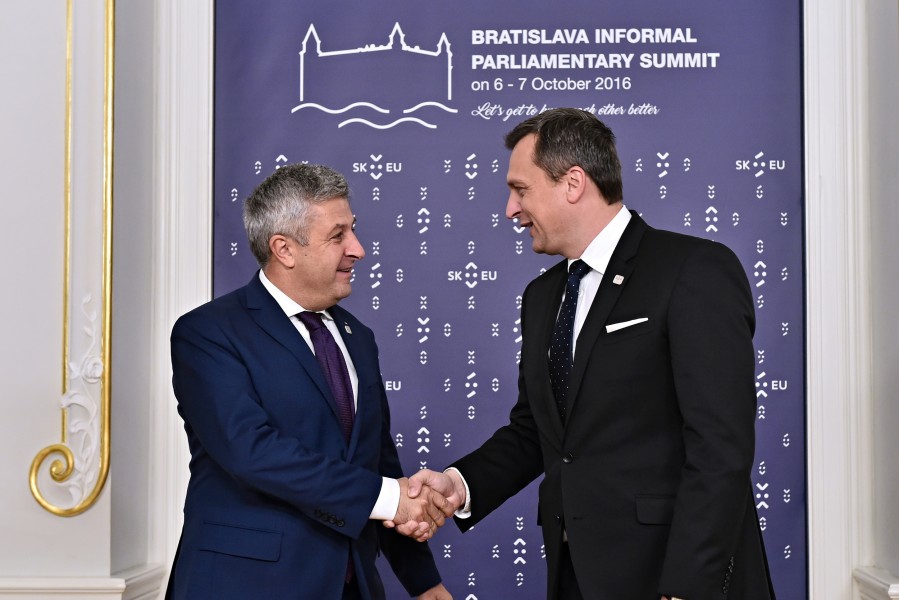 HANDSHAKE - BRATISLAVA INFORMAL PARLIAMENTARY SUMMIT 2016-10-07 (30052397672)
