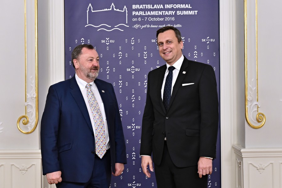 HANDSHAKE - BRATISLAVA INFORMAL PARLIAMENTARY SUMMIT 2016-10-07 (30052397962)