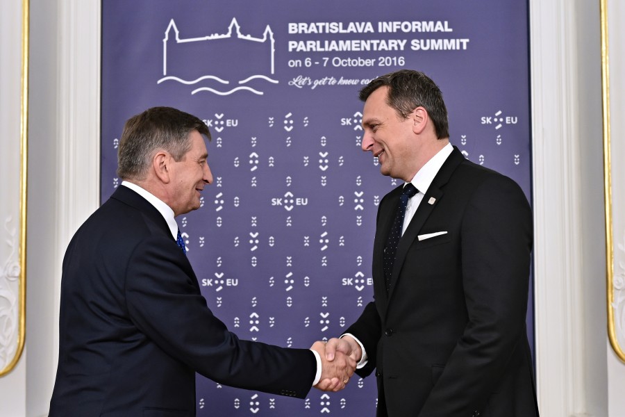 HANDSHAKE - BRATISLAVA INFORMAL PARLIAMENTARY SUMMIT 2016-10-07 (30052398212)