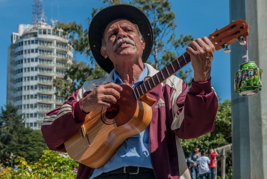 Hombre cantando por dinero en las cercanías del Hotel Humbodlt