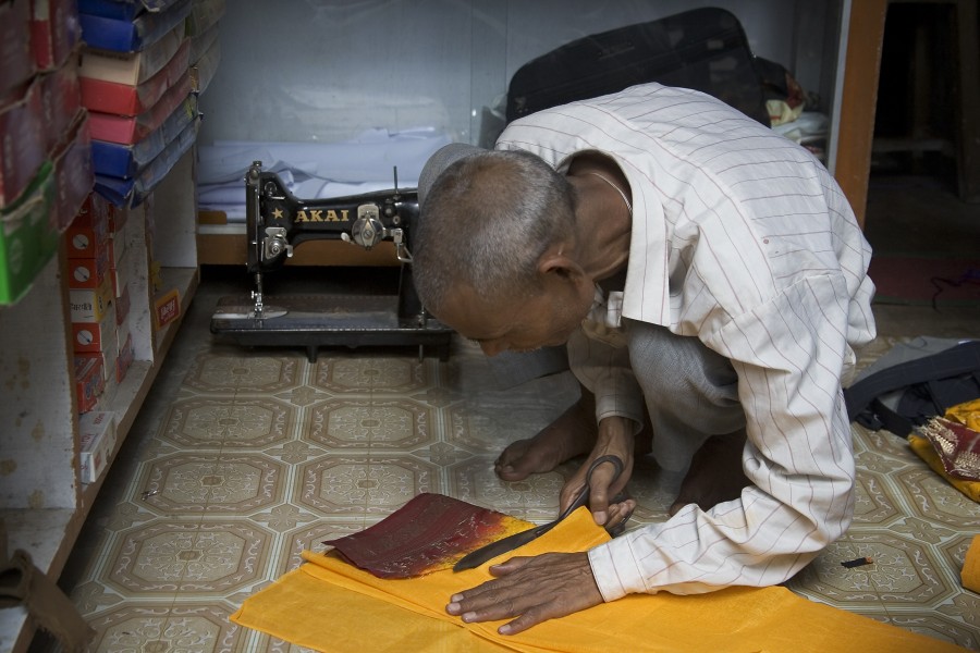 India - Varanasi tailor sewing machine - 1093