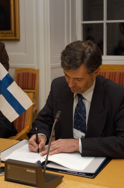 Jan-Erik Enestam, samarbetsminister och miljominister Finland, undertecknar ett nytt nordiskt cpr-avtal