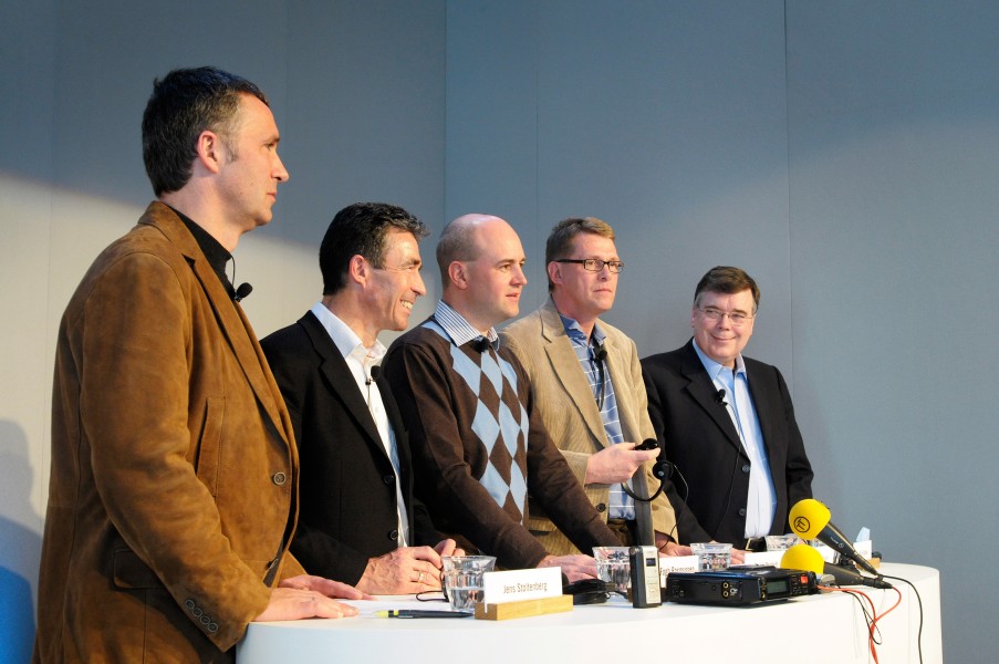 Jens Stoltenberg Anders Fogh Rasmussen Fredrik Reinfeldt Matti Vanhanen och Geir H. Haarde haller presskonferens efter globaliseringsmotet i Riksgransen 2008-04-09 (1)